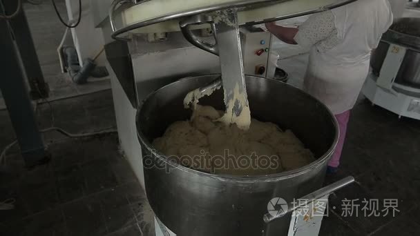 机器揉面团从面包面粉生产厂视频