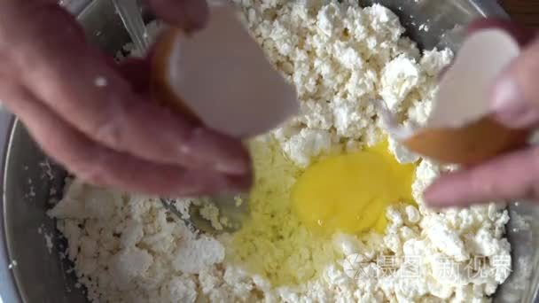 将鸡蛋添加到白软干酪。准备的填馅饺子