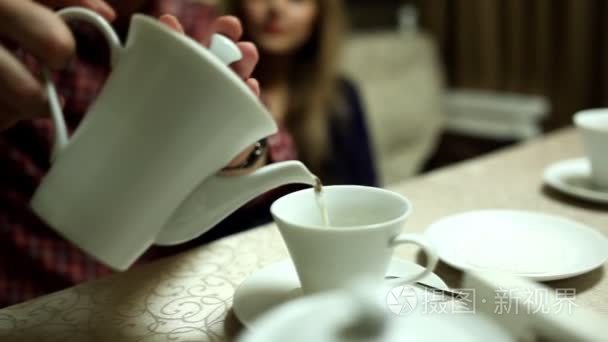 两个恋人在餐厅喝茶视频