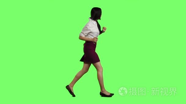 亚洲的外观与电话的女孩跑到一个重要的会议。绿屏。慢动作