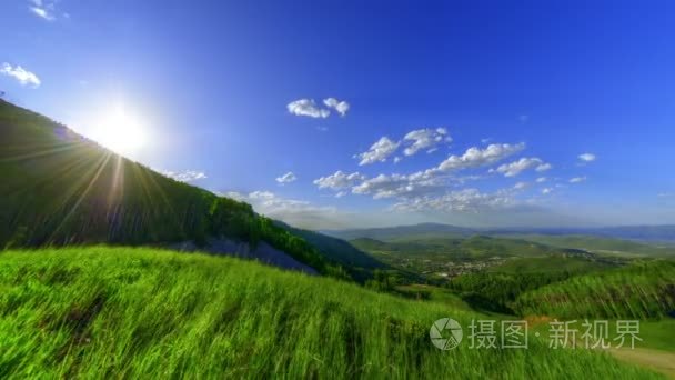 太阳在充满活力的绿色山丘偷看视频