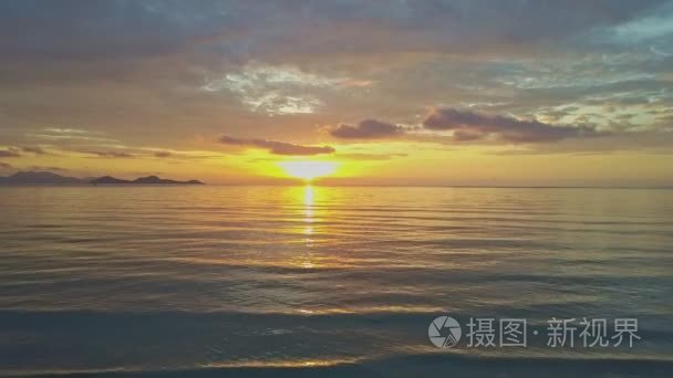 与波冲浪反对日出的宁静海视频