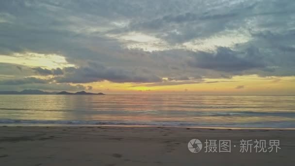 与波冲浪沙滩边缘视频