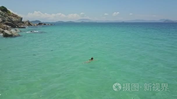 在海水中游泳的女孩视频