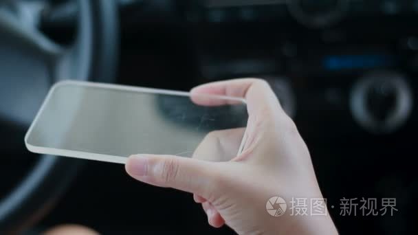 特写镜头使用透明玻璃智能手机在车里为未来网络技术概念的女人手上