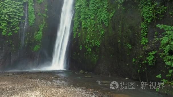 巴厘岛曼德克天然瀑布