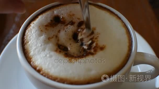 搅拌和酿造红糖中的热咖啡视频