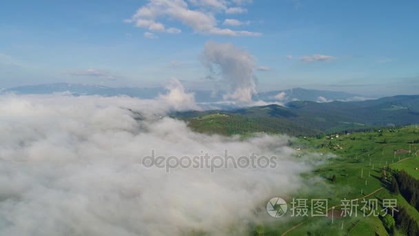 在多云的天空下的山村视频