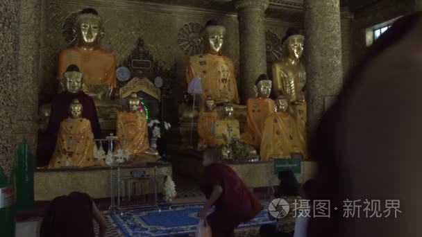 人们向佛像祈祷视频