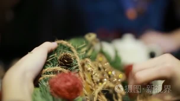 女人的手创建一个圣诞节装饰品视频
