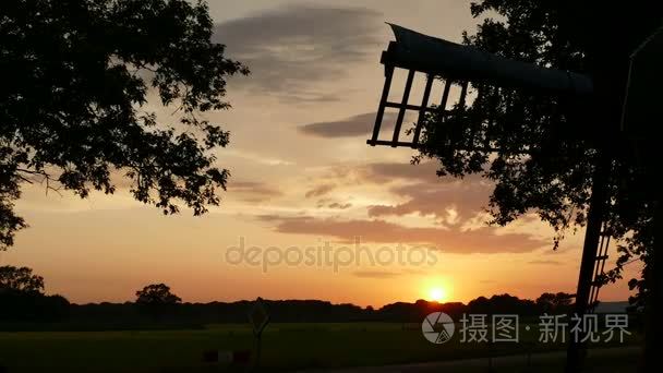 夕阳背后小荷兰风车视频