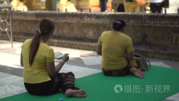 妇女在仰光大金寺祈祷视频