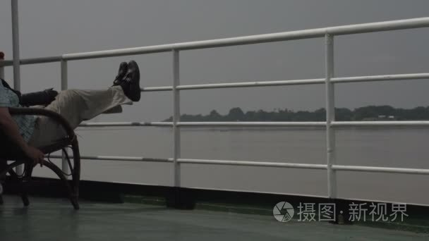 游客放松在邮轮的甲板上视频