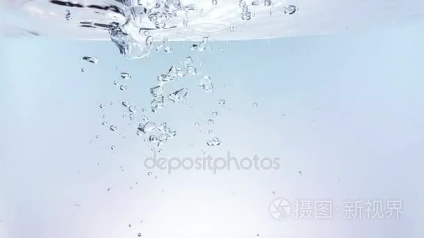 新的泡沫飞溅坠落入水，中弹慢动作在白色的背景，纯度和清洁，营养和卫生保健