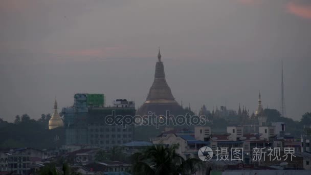 天际线仰光大金塔的落日视频