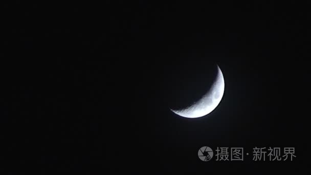 半个月亮在夜空中