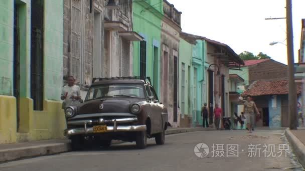 那辆旧车和殖民建筑的卡马圭