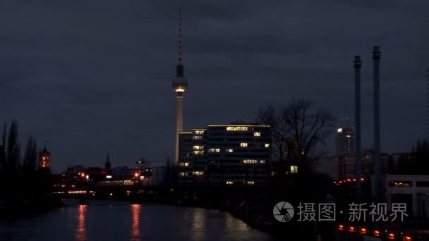 柏林电视塔在夜间视频