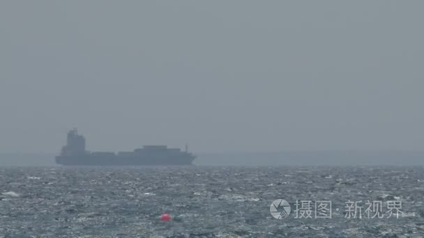 查看关于集装箱船在海上视频