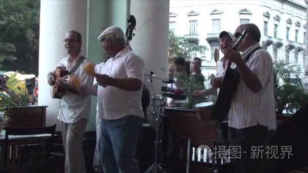 萨尔萨舞音乐家演奏在露台上视频