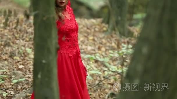 在森林里的浪漫时尚的女生视频