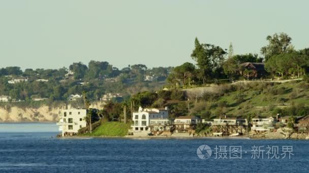 许多在太平洋海岸的房子