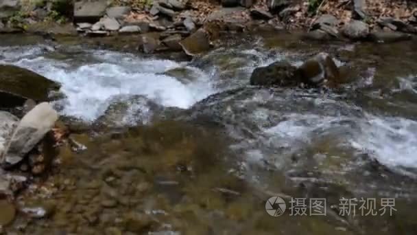快速清洁的冷的山河视频
