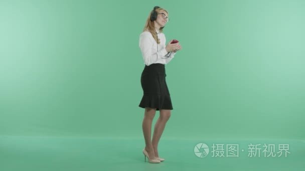 有魅力的女人喜欢听音乐视频