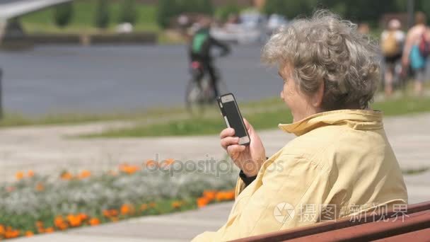 成熟的老女人谈户外移动通话视频