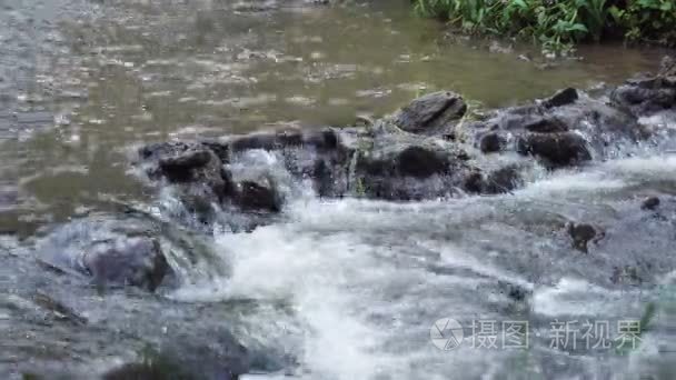 在夏天的瀑布山亲水岩石视频