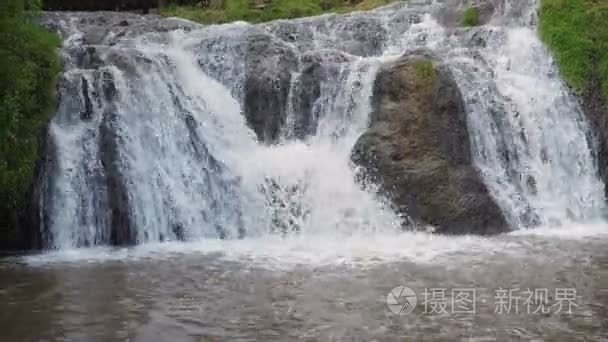 在夏天的瀑布山亲水岩石视频