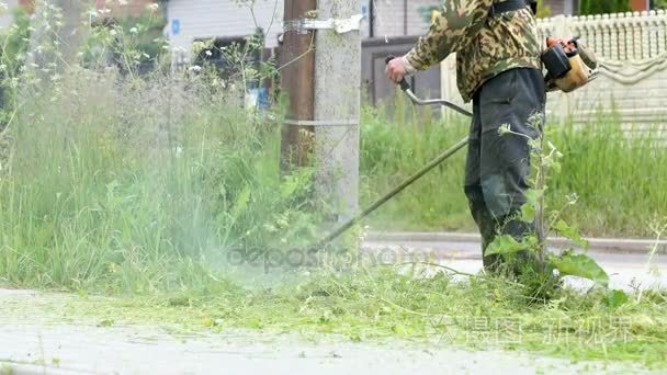 园丁割草使用割草机户外视频