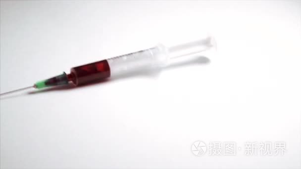 注射器的红色液体下降和弹跳视频