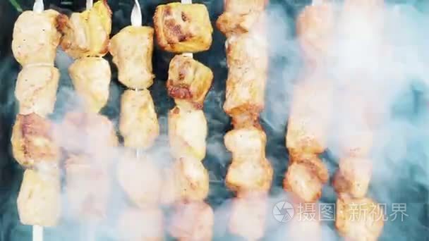 烹饪串在火盆在户外烧烤串烧腊视频