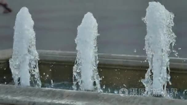 喷泉的水溅三条喉及一滴水。喷泉和飞溅