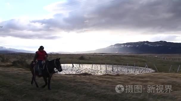 行走在马背上的人视频