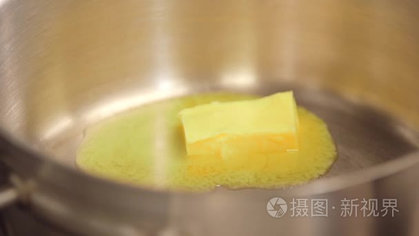 在锅中融化黄油视频