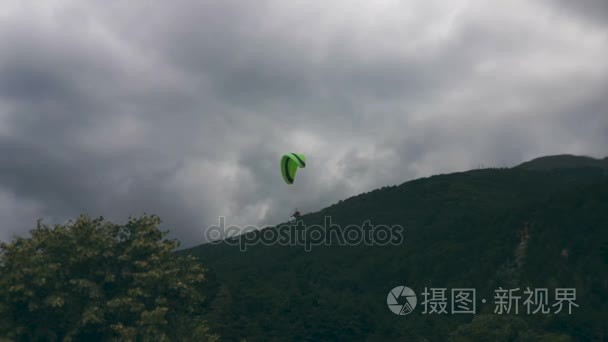 串联飞行伞山山谷上方的视图。在串联飞行