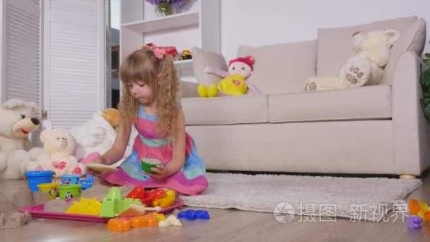 可爱的孩子们女孩玩玩具在家里视频