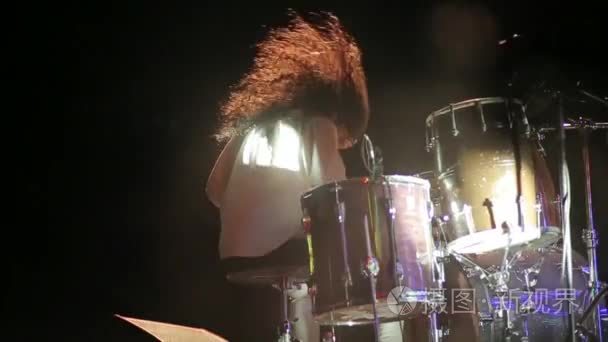 鼓手标志着对他的鼓的节奏视频
