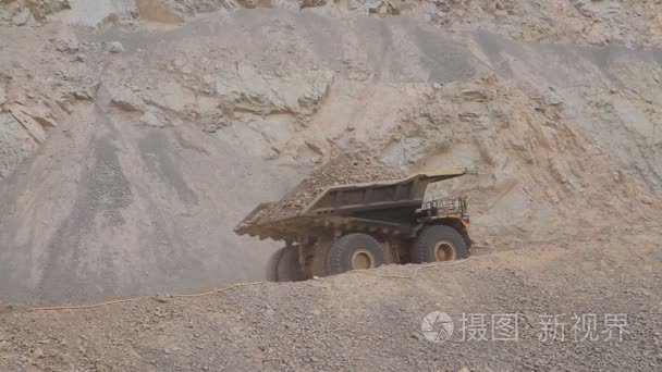 卡车在煤矿坑路视频