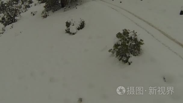 轮胎轨道上多雪小山视频