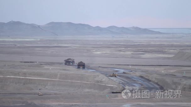 在露天矿采矿自卸卡车视频