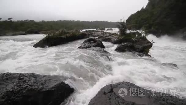 河流和瀑布宽镜头