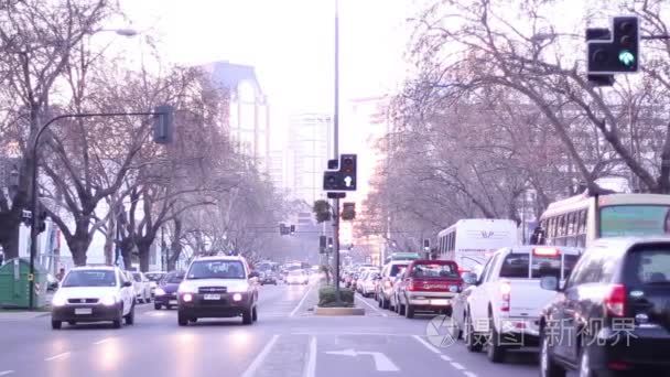 繁忙的街道，在圣地亚哥