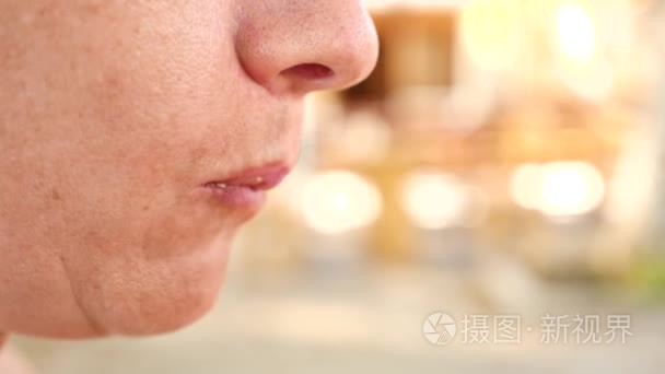 咀嚼食物从特写叉子的女人.配置文件.慢动作短视频