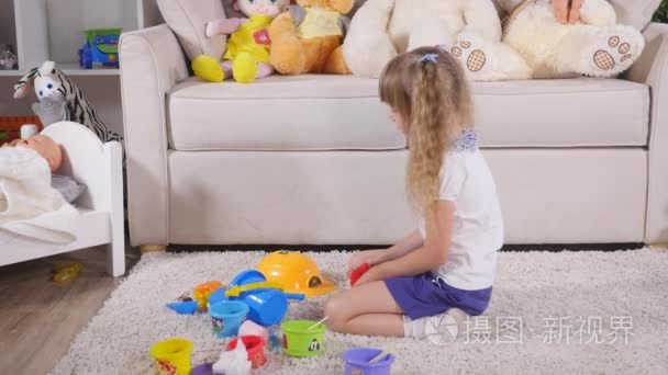可爱的孩子们女孩玩玩具在家里视频