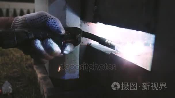 从专业的焊接机顺利焊缝视频