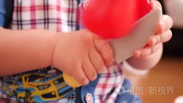 小男孩中的儿童玩具，塑料刀，削减塑料番茄。慢动作。1920 x 1080 高清