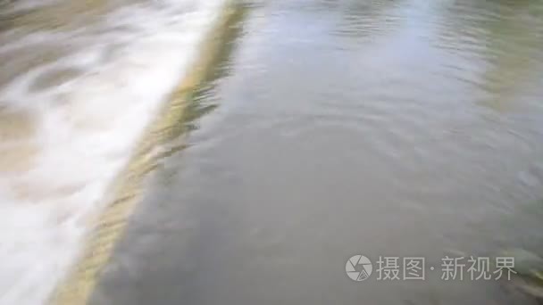 在自然界中的洪水水视频